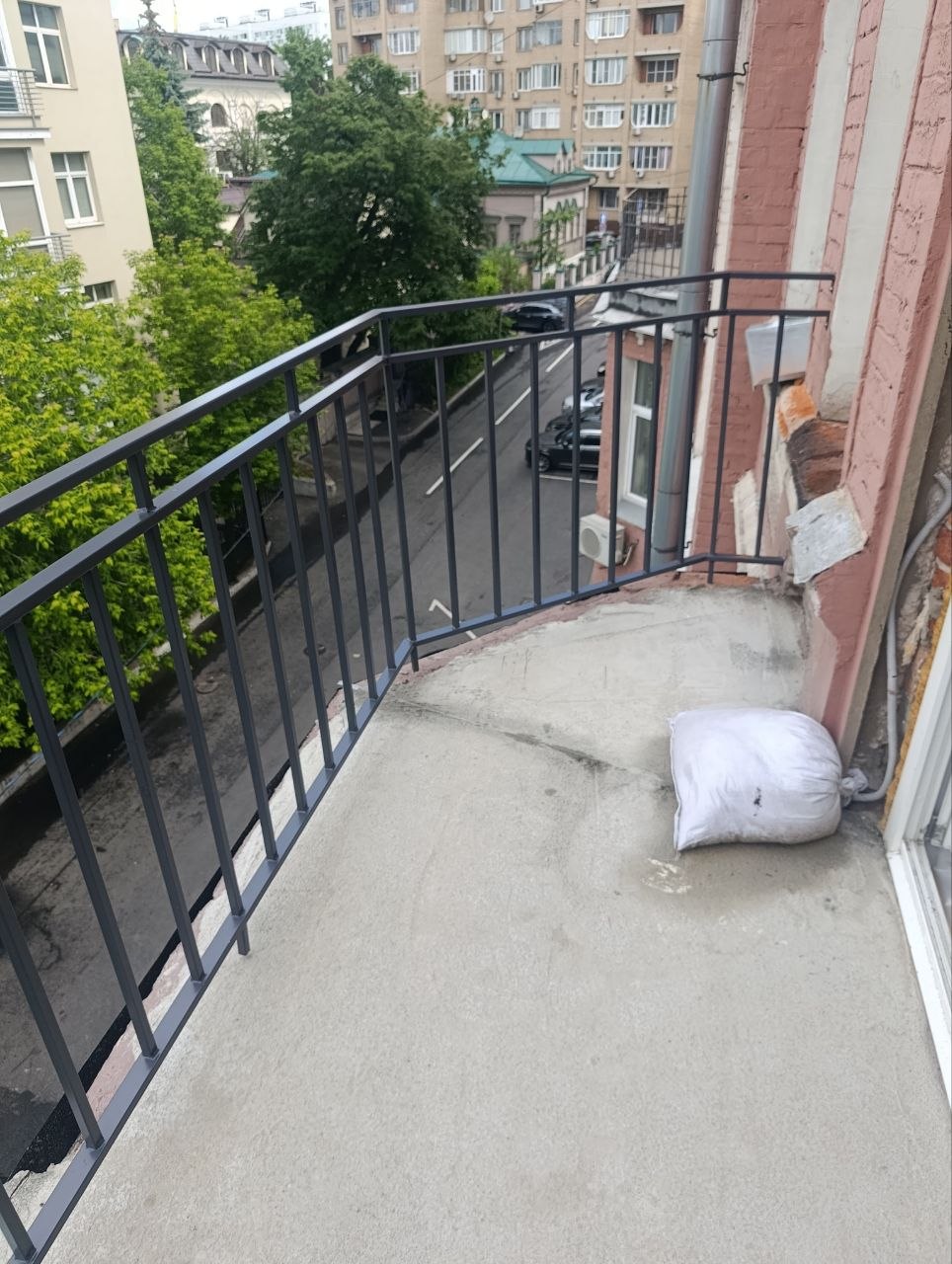 Балконные перила в многоквартирном доме